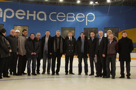 Хоккеисты и строители на ледовом поле Хоккеисты и строители на ледовом поле